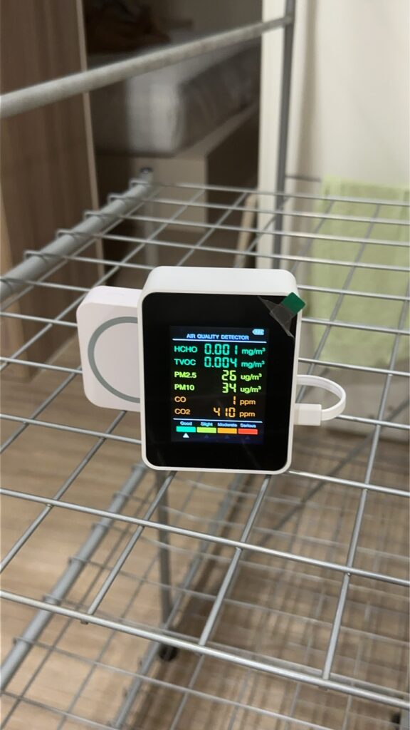 有些家具會提供免費儀器檢測服務，如上圖顯示，家具的甲醛HCHO數值為0.001
