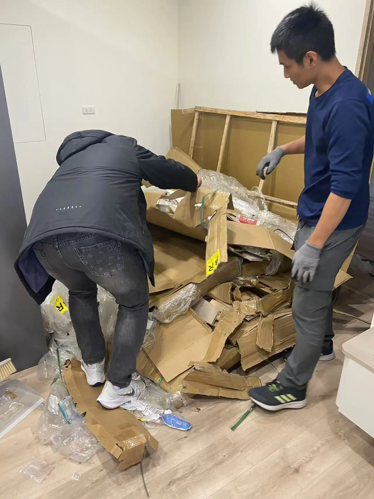 組裝完成後,記得要好好**清潔**一下,讓新家具更亮眼!(記得請專人清運廢棄物)