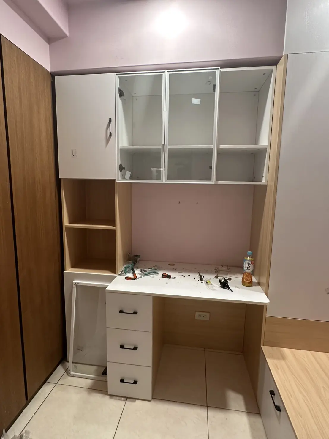 small-bedroom-storage-942 小坪數臥室設計案例|床架+系統櫃+書桌一體化的高效收納方案