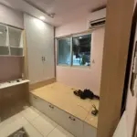 小坪數臥室設計案例｜床架＋系統櫃＋書桌一體化的高效收納方案