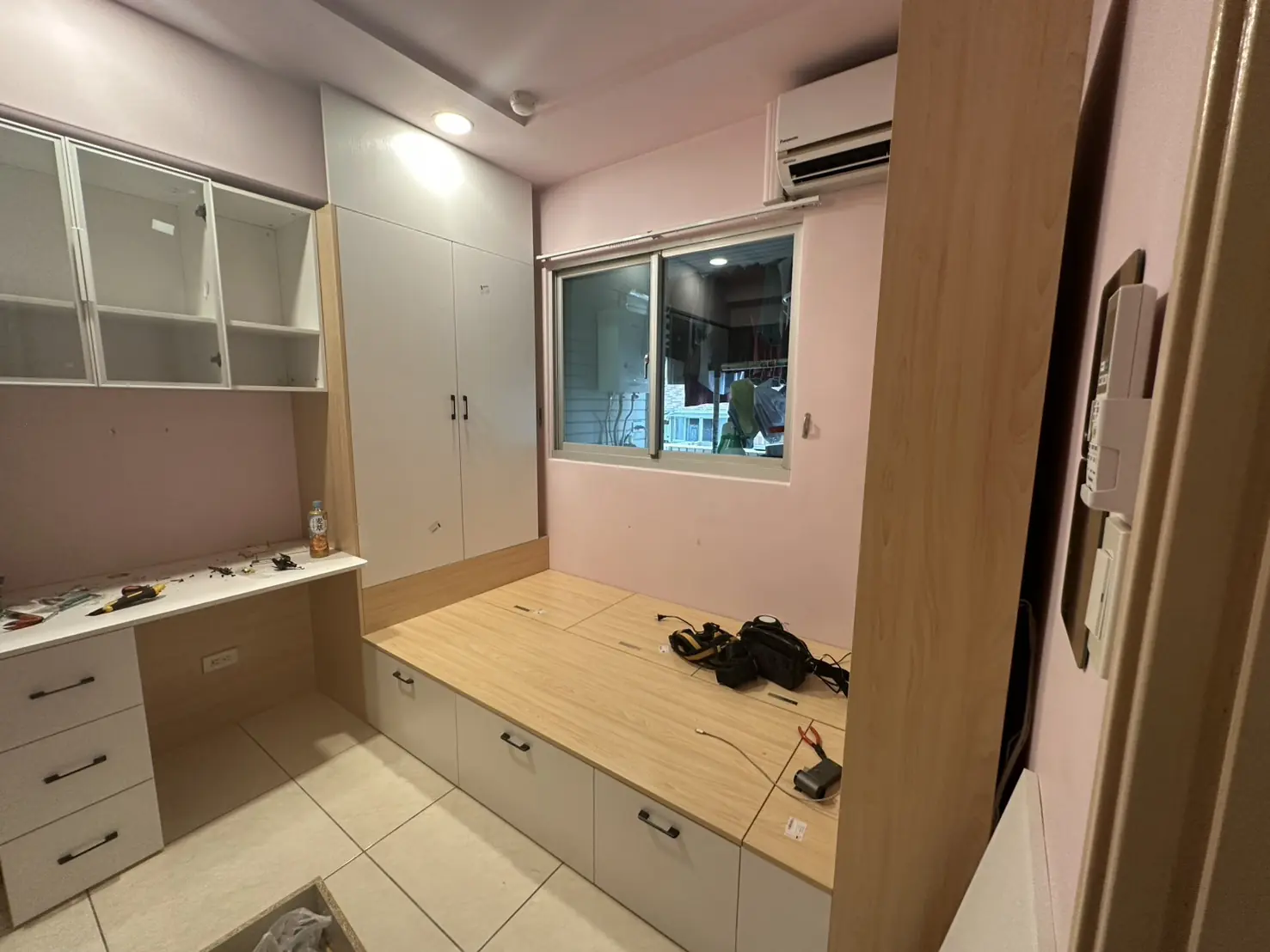 small-bedroom-storage-946 小坪數臥室設計案例|床架+系統櫃+書桌一體化的高效收納方案