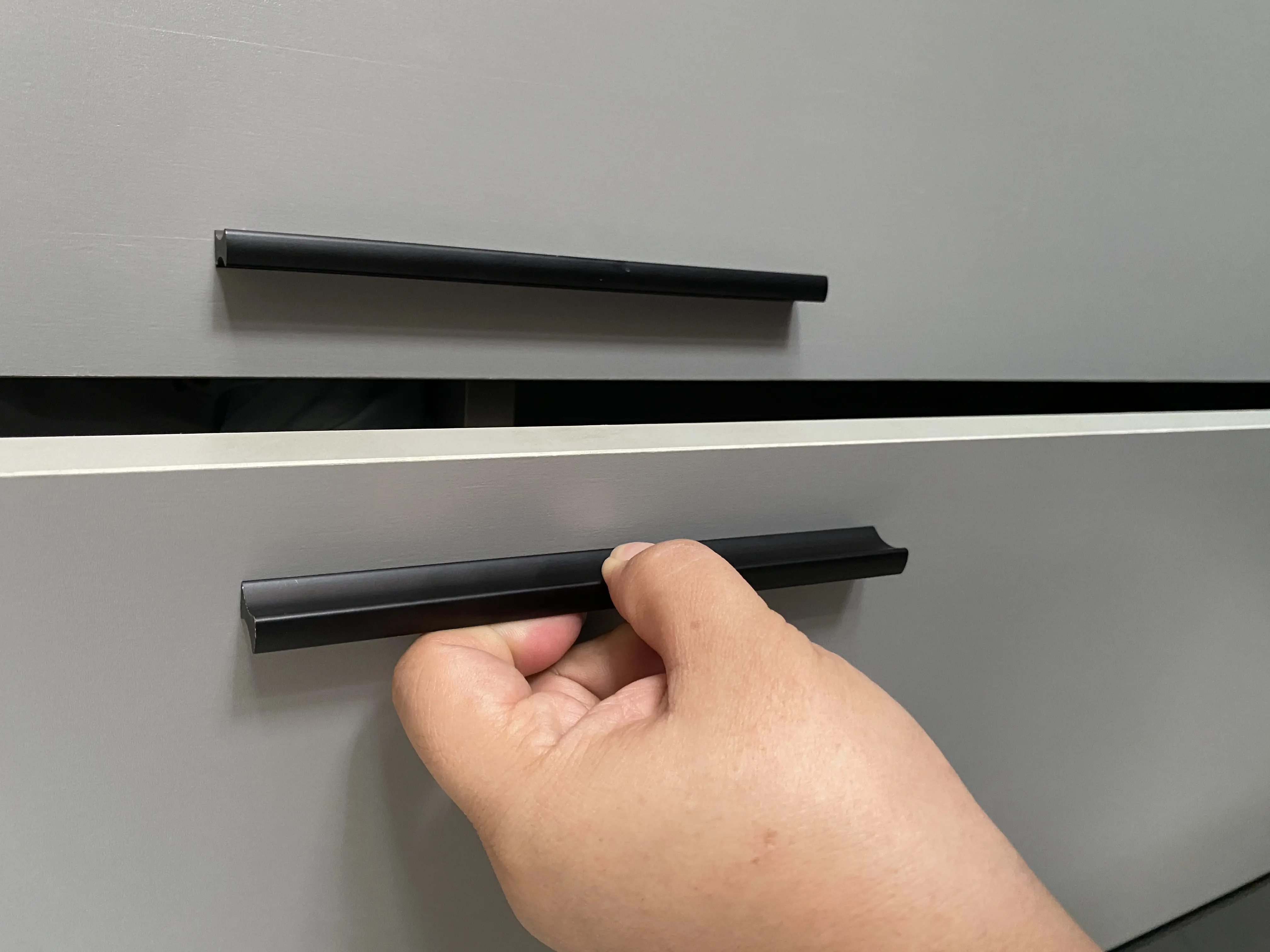 cabinet-handle-design2025-9-7-1-2 櫃體把手設計有哪些?2025年最熱門把手款式推薦