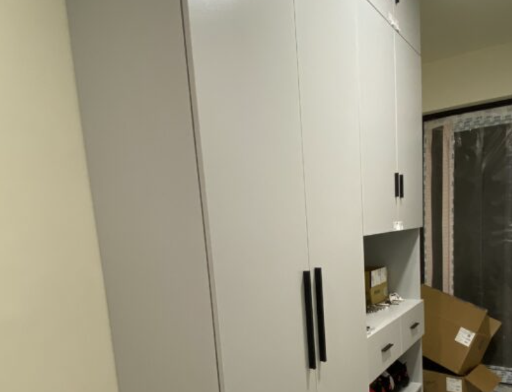 這張圖展示了客製化鞋櫃的中段開放層