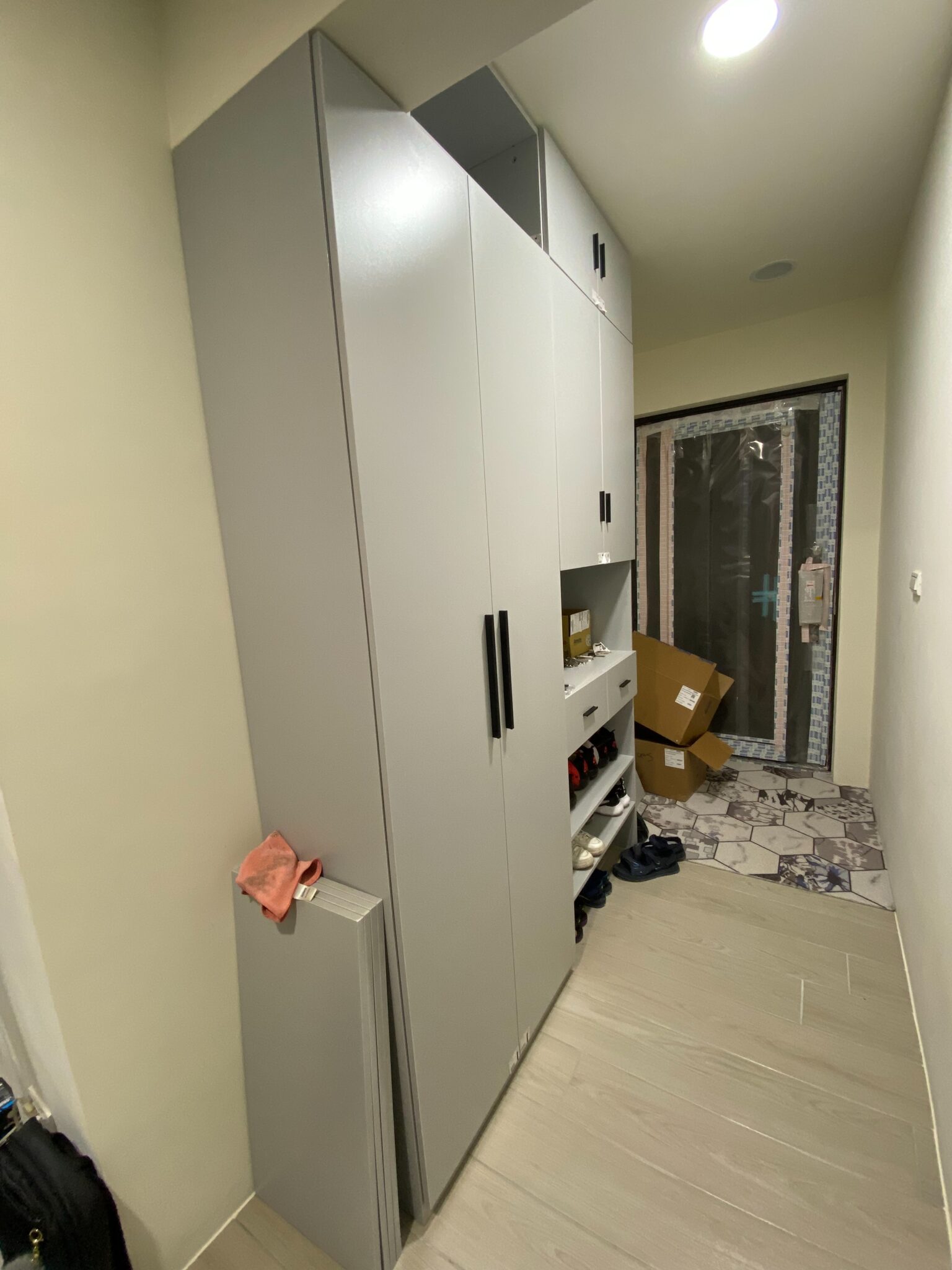 【玄關鞋櫃設計案例】長走廊也能完美收納！細窄小空間救星方案