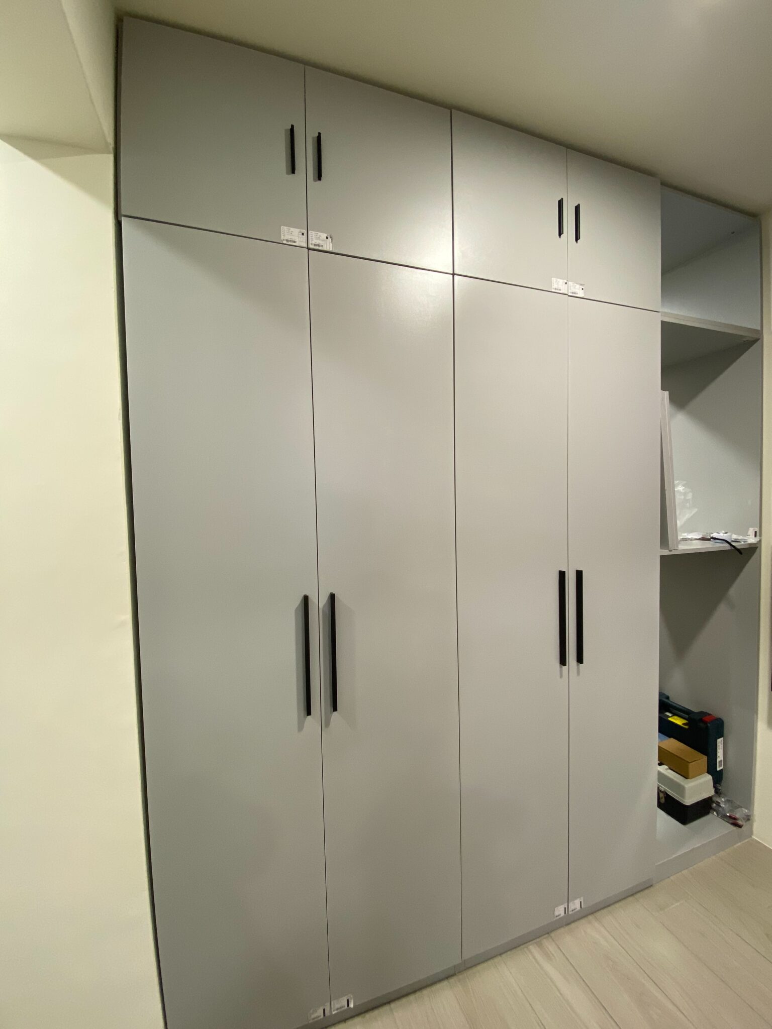 雙面開放「隔間收納櫃」設計｜讓走道秒變房間邊界，容量翻倍、不再卡動線（設計師實例）