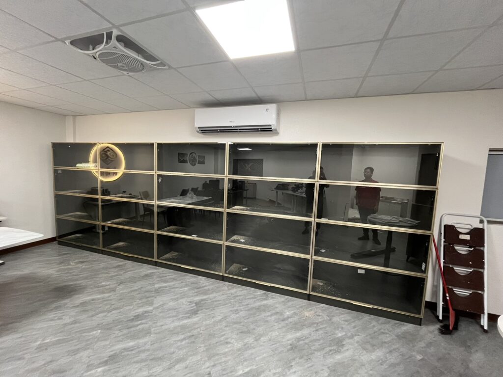 這張圖片展示大面積的深色玻璃櫃效果