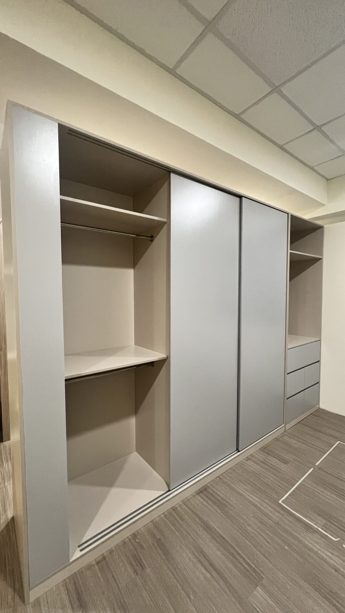實際案例｜3.2米客製化滑門衣櫃設計：讓整面牆變收納，卻一點也不壓迫